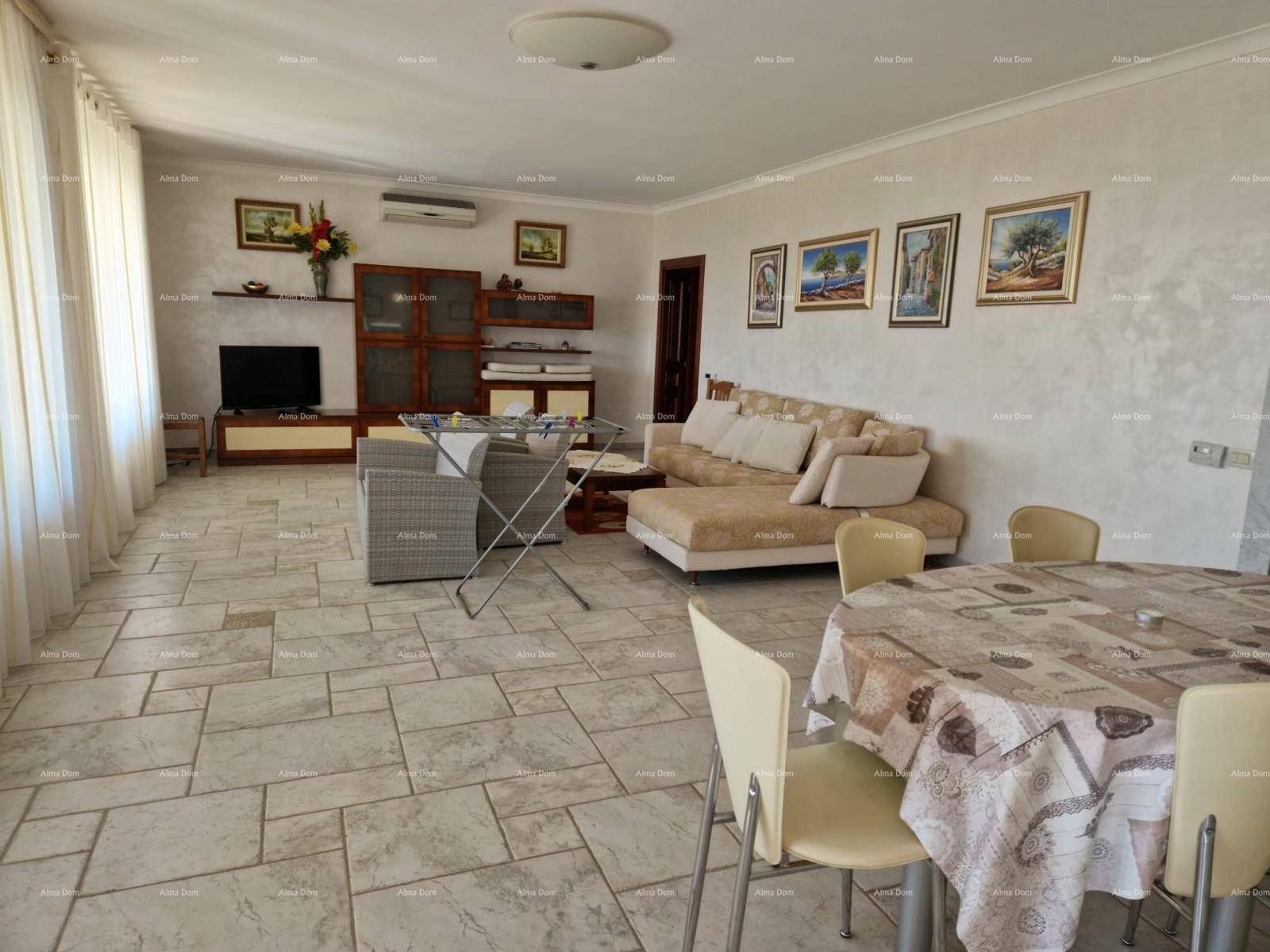 Heller und geräumiger Wohn-Essbereich mit Fliesenboden und modernem Sofa.