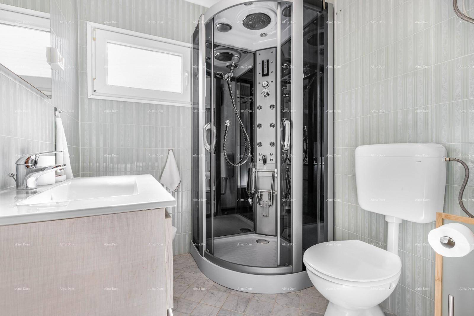 Modernes Badezimmer mit Duschkabine, Bidet und Waschtisch in hellen Farben.