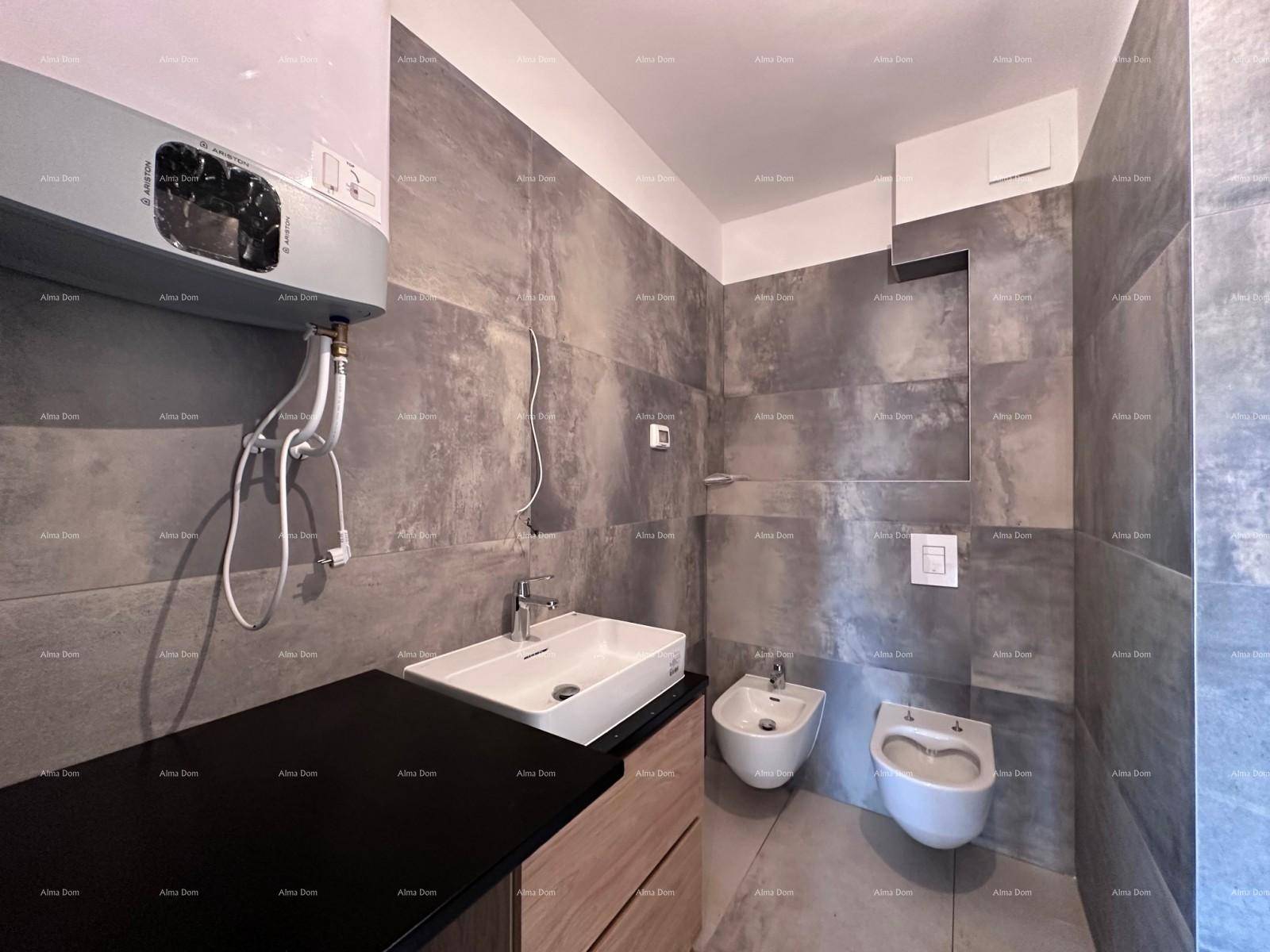 Modernes Badezimmer mit grauen Großformatfliesen, Aufsatzwaschbecken, Bidet und Wand-WC.