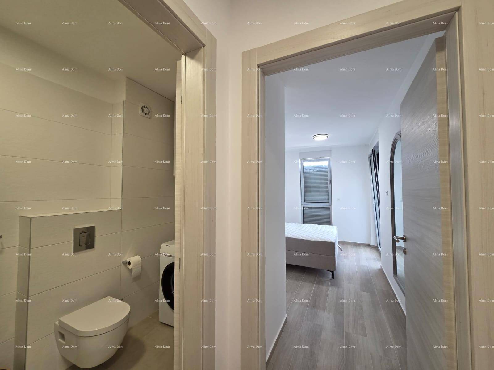 Badezimmer mit WC und Waschmaschine, angrenzend an einen Schlafbereich.