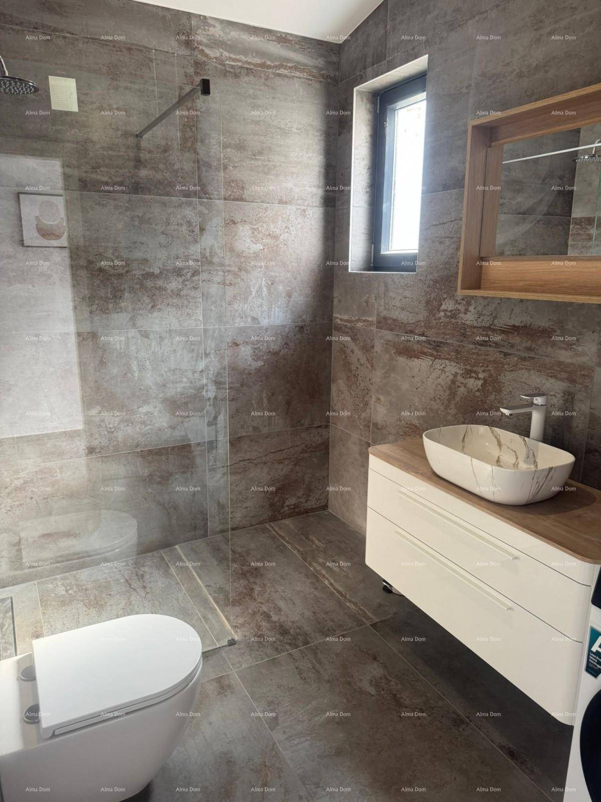 Elegantes Badezimmer mit großformatigen Fliesen, modernem Waschtisch und begehbarer Dusche.