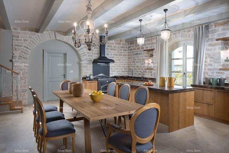 Geräumige Küche mit Essbereich, Holzelementen und Steinwänden im Landhausstil.