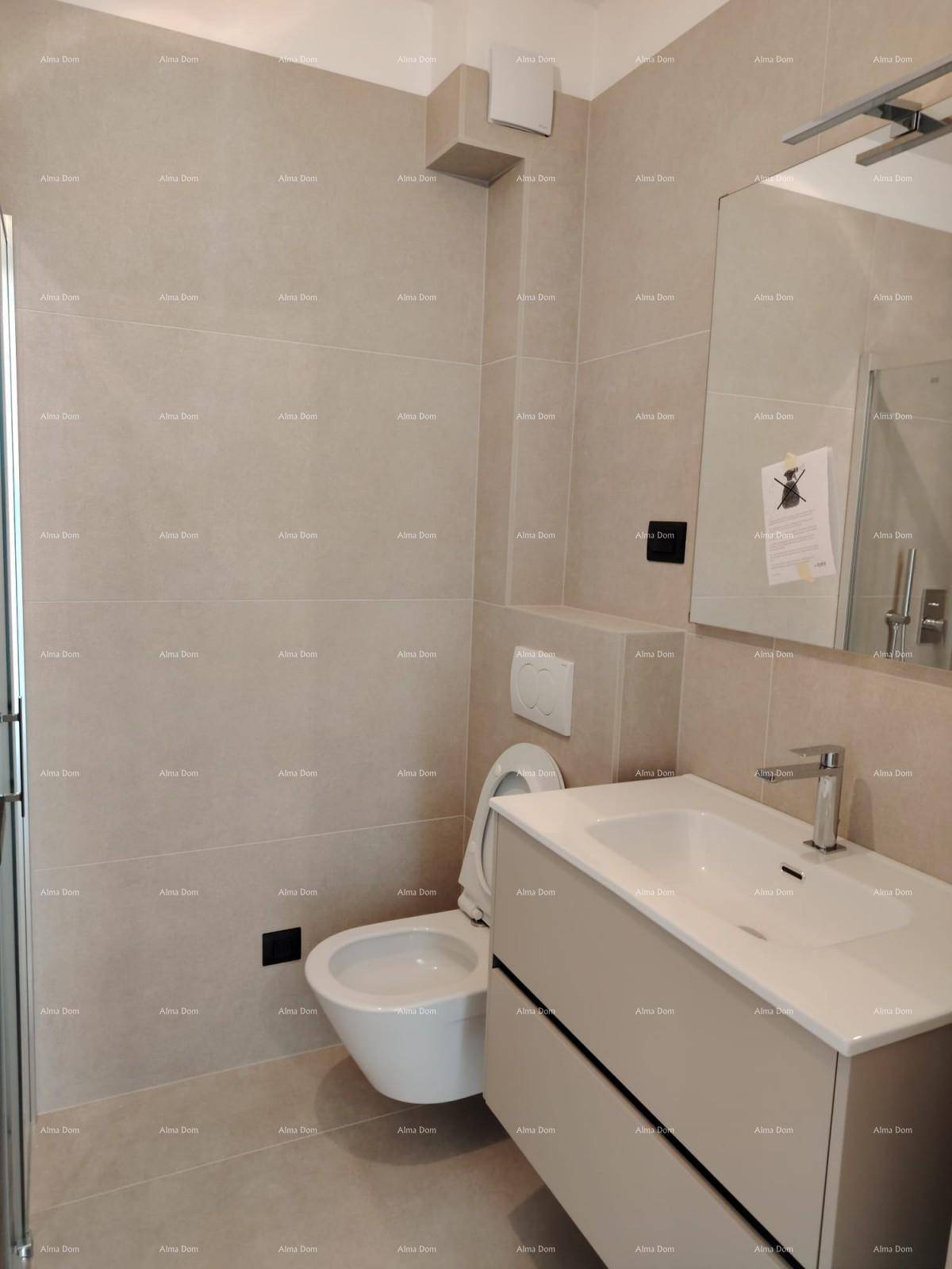 Helles Badezimmer mit modernem Waschtisch, Spiegel und wandhängendem WC, mit Lüftungsanlage.