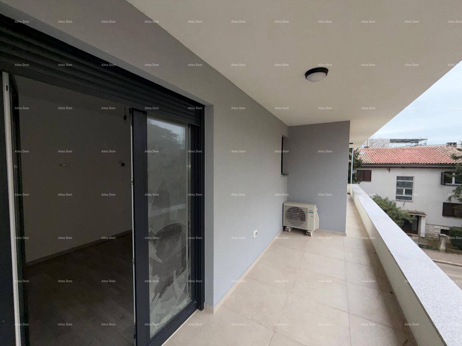 Geräumiger Balkon mit Fliesenboden und Klimaanlage, bietet Platz für Entspannung im Freien.