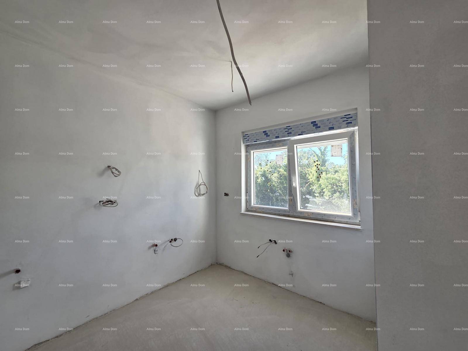 Helles, unfertiges Zimmer mit Fenster, bereit für den finalen Ausbau und die Einrichtung.