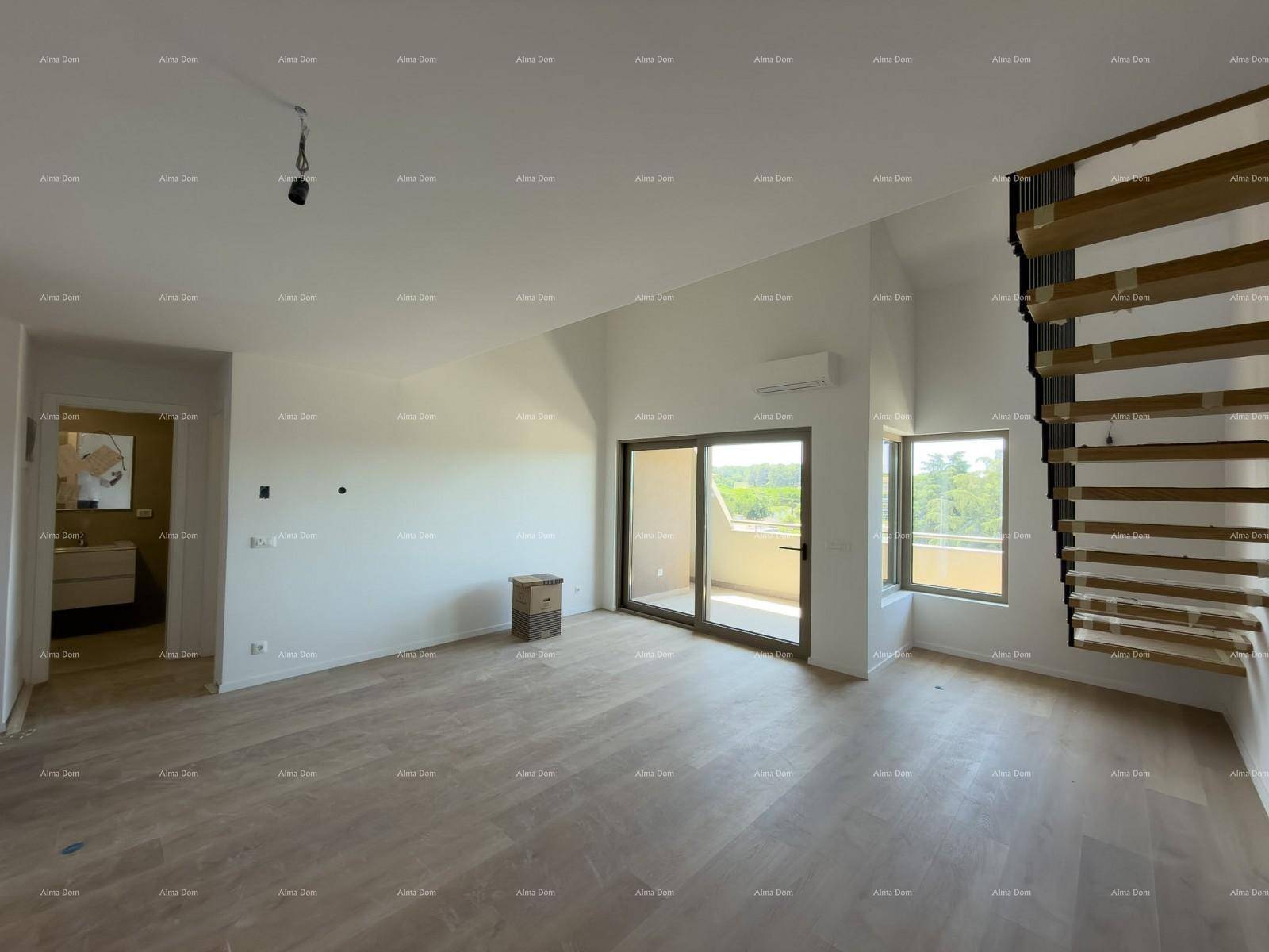 Moderner Wohnbereich mit hellen Wänden, Holzboden, Zugang zu einem Balkon und einer markanten Treppe.