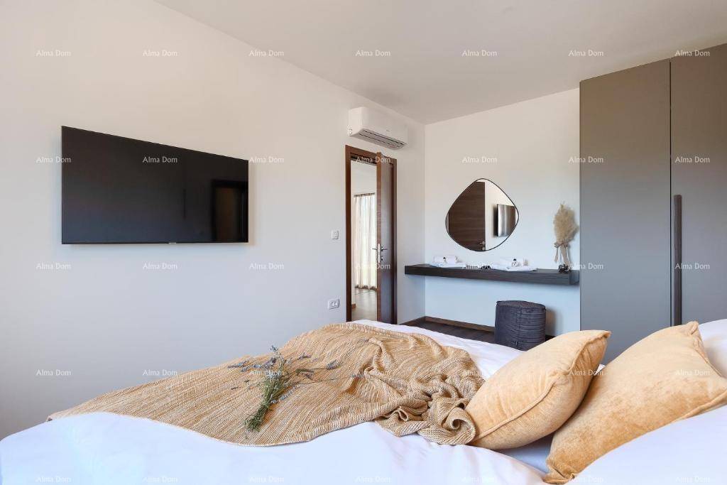 Gemütliches Schlafzimmer mit Doppelbett, modernem Spiegel und Klimaanlage, hell und einladend.