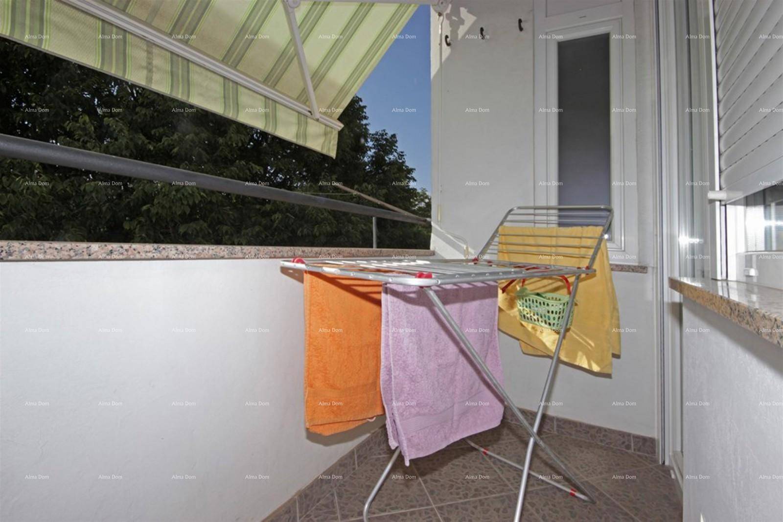 Balkon mit Wäscheständer und ausziehbarer Markise, ideal zum Trocknen.