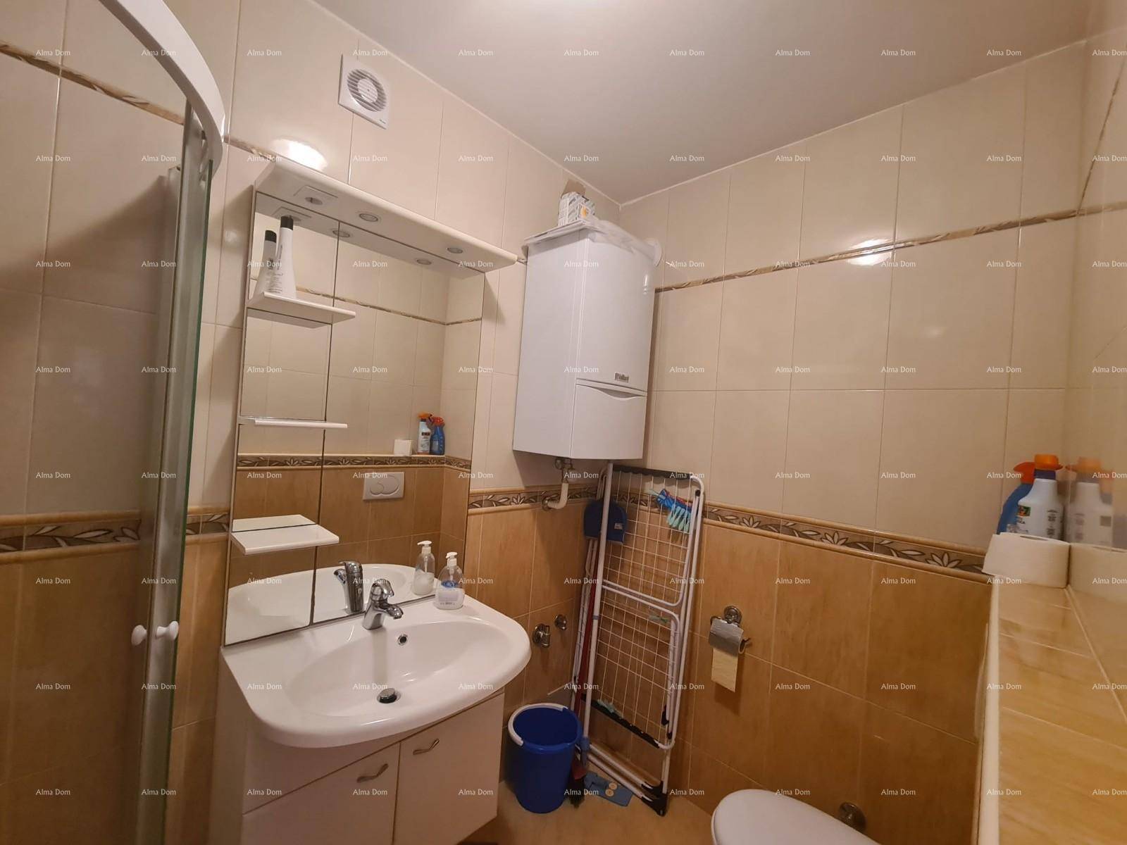 Badezimmer mit Dusche, Waschbecken, Spiegel und Fliesen an Wänden und Boden.