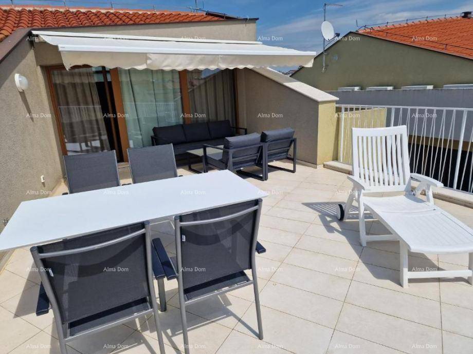 Große Dachterrasse mit Essbereich, Lounge-Möbeln und Sonnenmarkise.