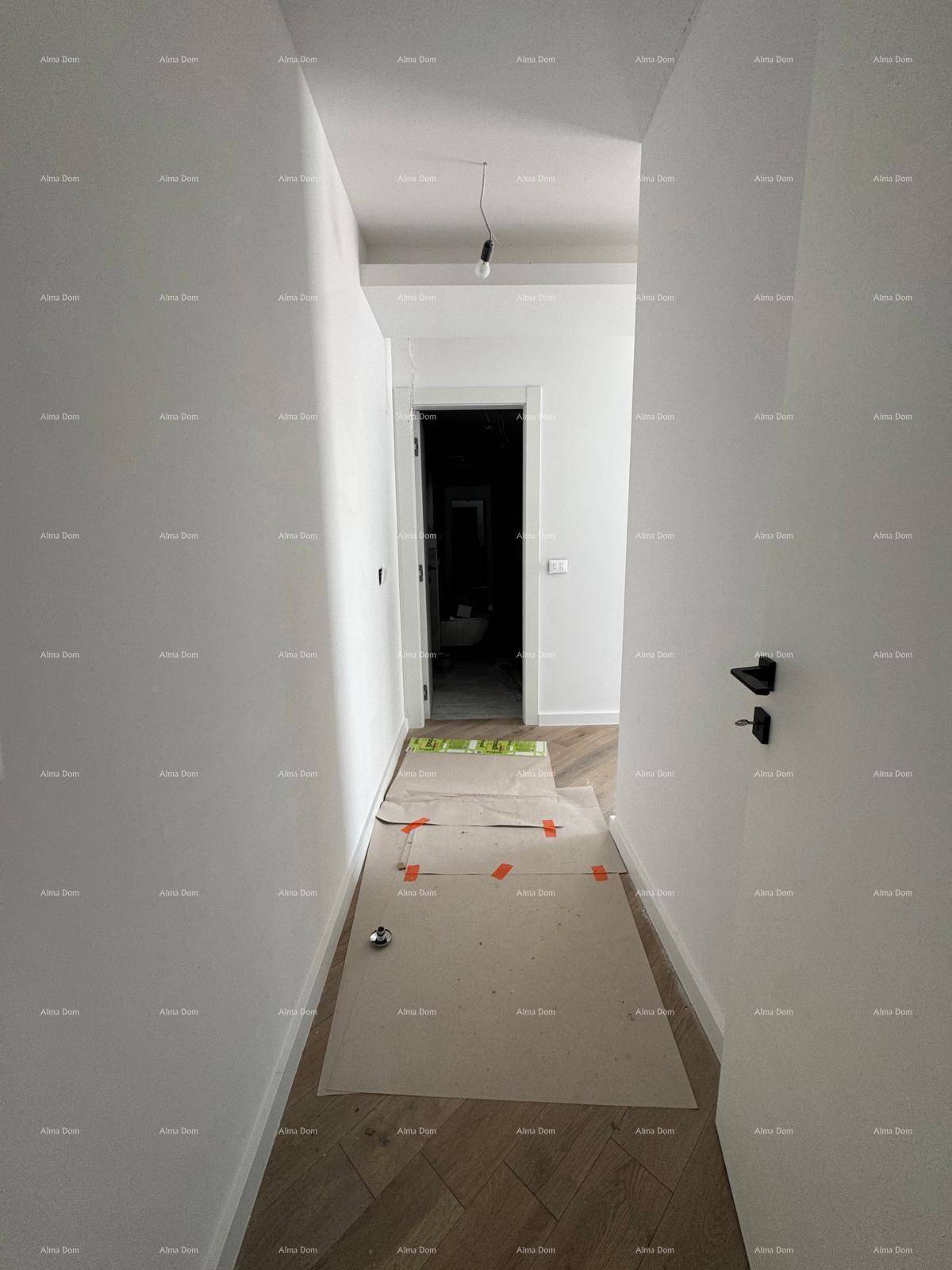 Heller Flur in einem Neubau mit Holzboden, der zu weiteren Räumen führt.