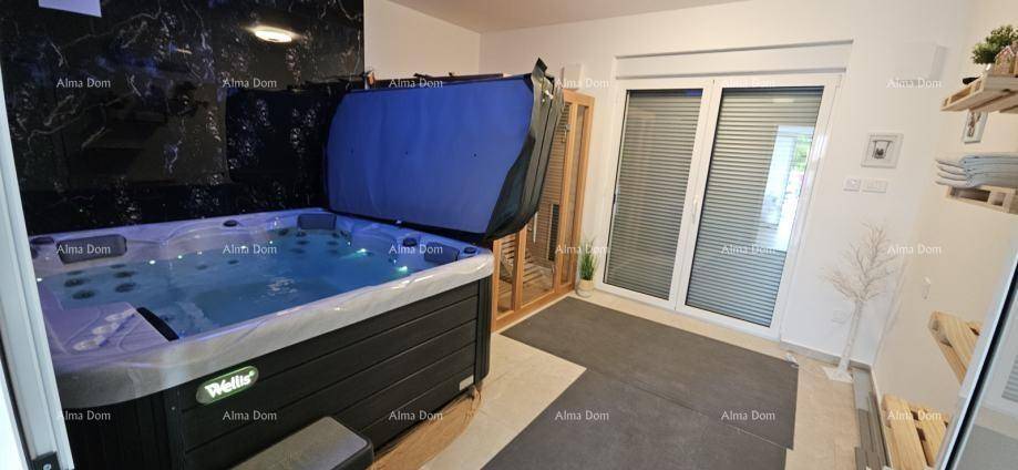 Innenraum mit großem Whirlpool und Zugang zu einem Außenbereich.
