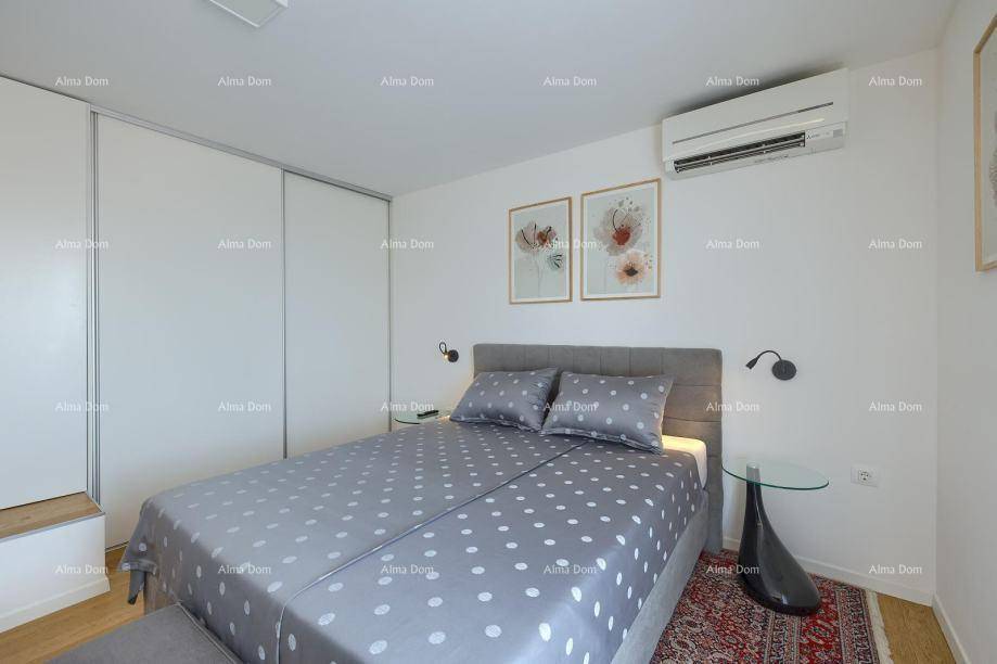 Schlafzimmer mit Doppelbett, Einbauschränken und Klimaanlage, modern und hell.