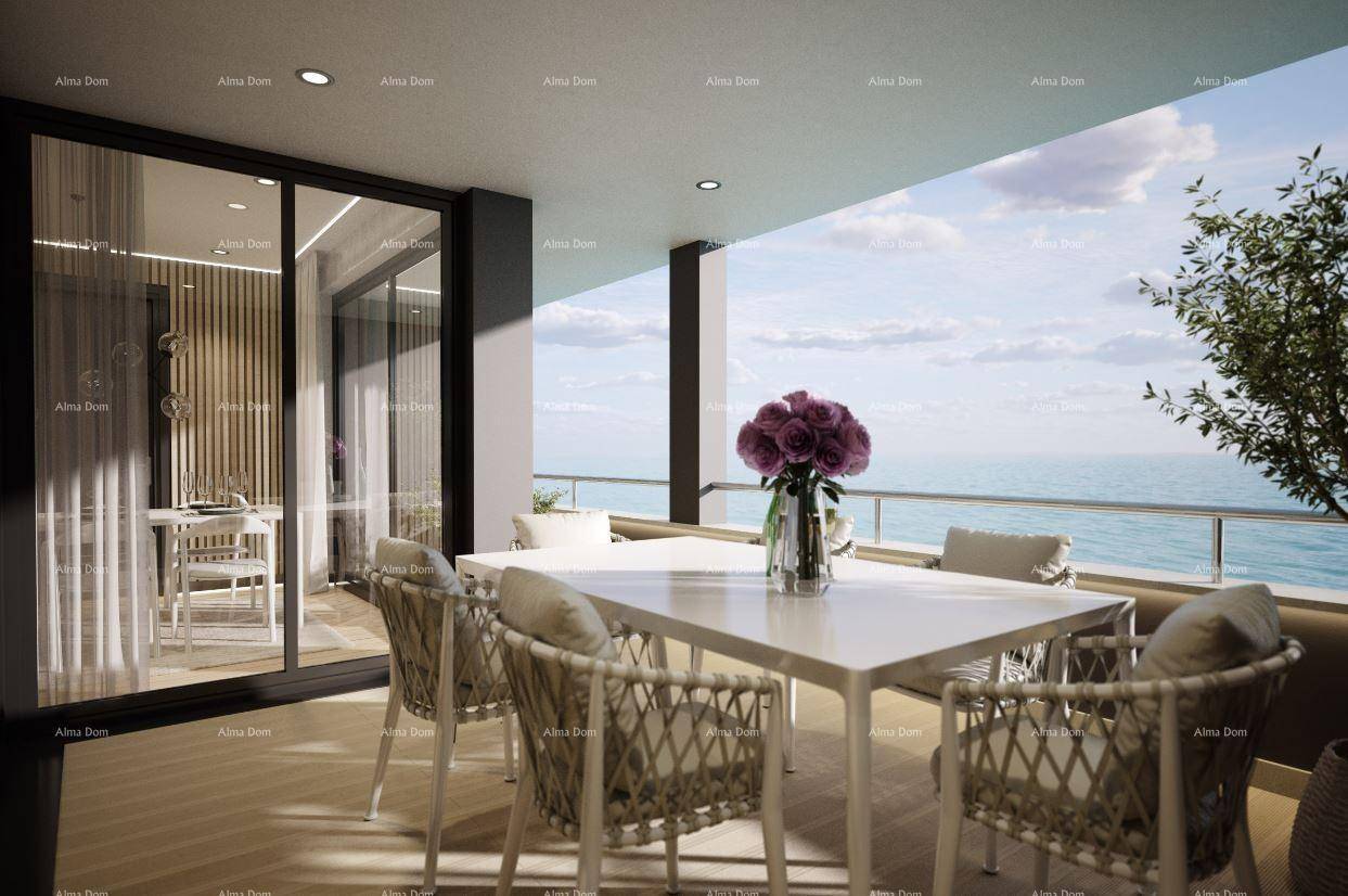 Geräumiger Balkon mit Esstisch, Sitzgelegenheiten und atemberaubendem Meerblick.