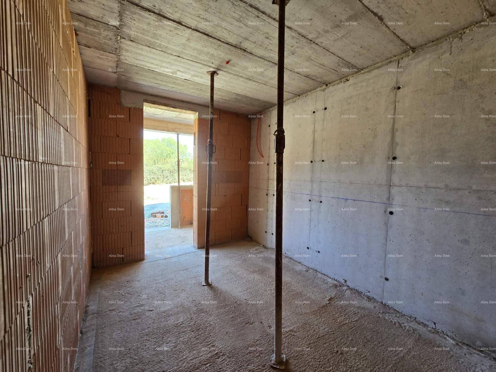 Innenraum im Rohbau mit Beton- und Ziegelwänden sowie temporären Deckenstützen.