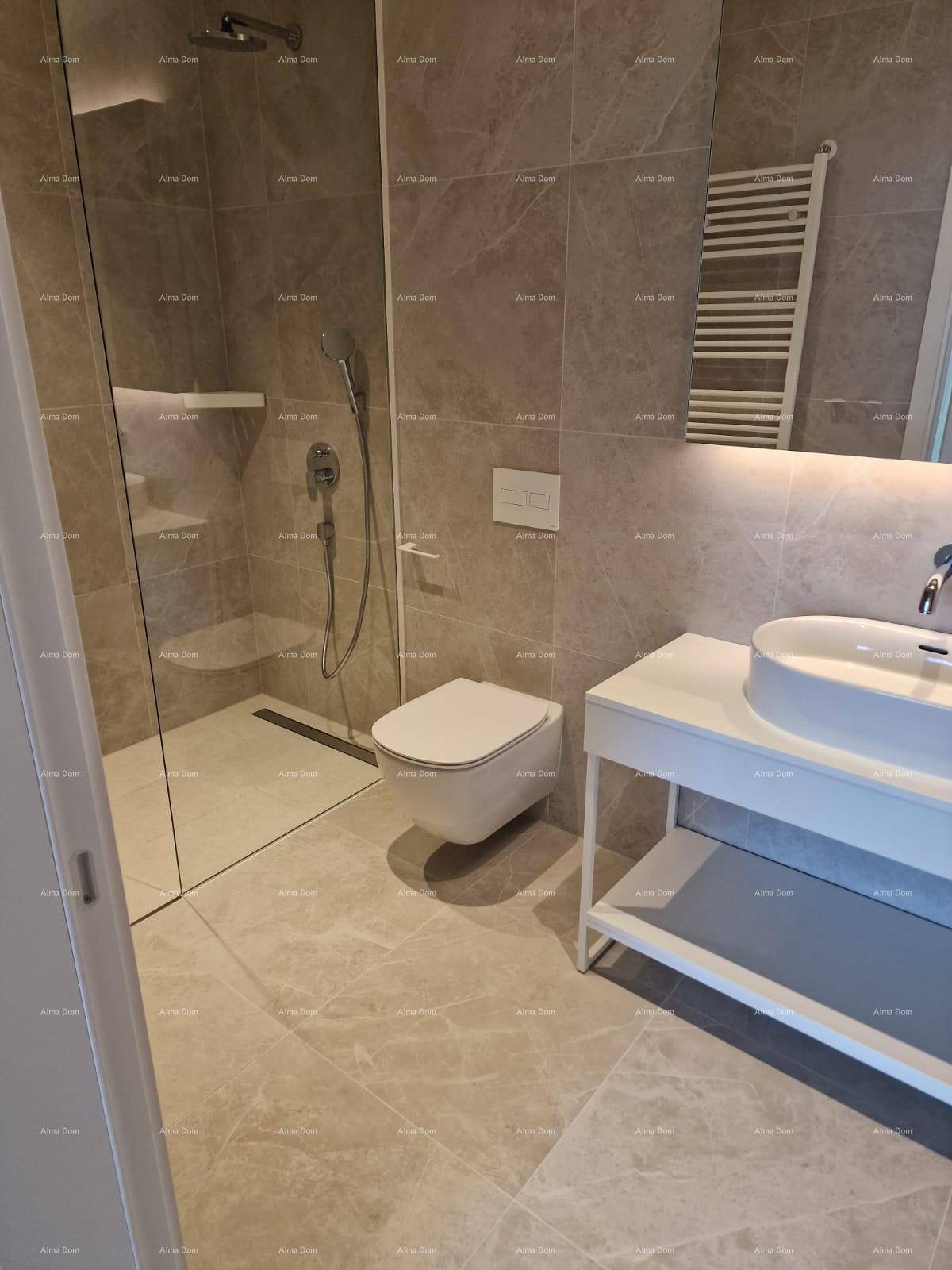 Helles Badezimmer mit ebenerdiger Dusche, Wand-WC und beheiztem Handtuchhalter.