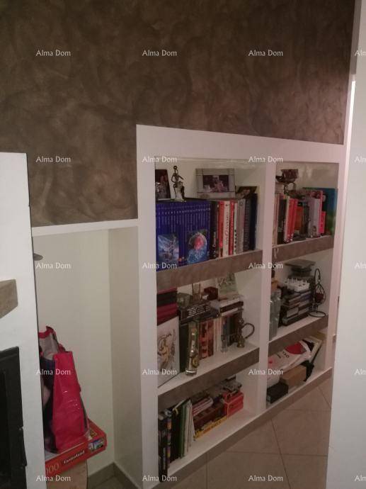 Eingebaute Bücherregale mit verschiedenen Büchern und Dekorationsartikeln in einem Wohnbereich.