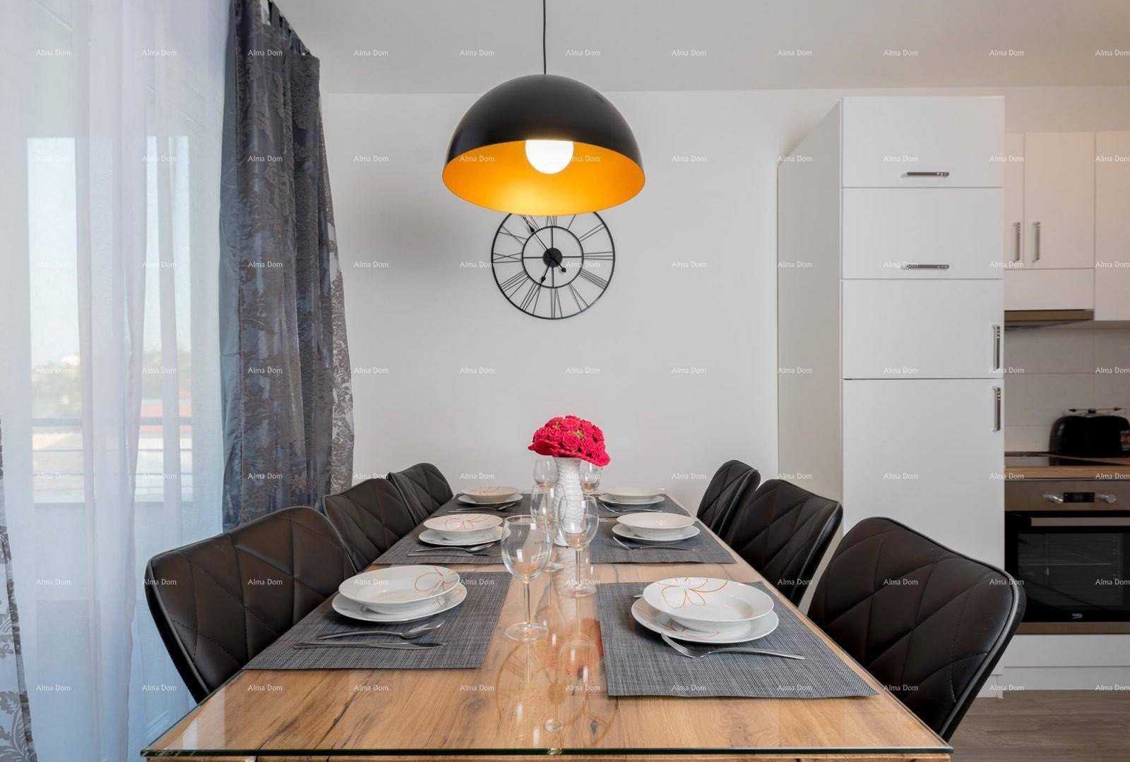 Nahaufnahme des gedeckten Esstisches mit elegantem Geschirr und einer roten Blumendekoration.