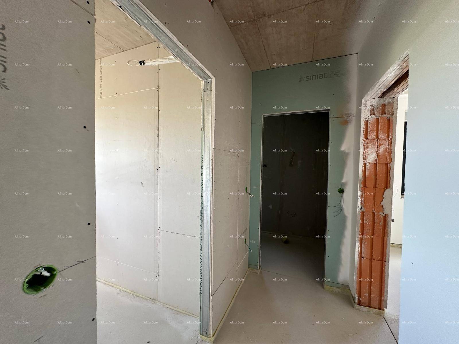 Rohbau eines Flurs mit Trockenbauwänden und sichtbaren Türöffnungen.