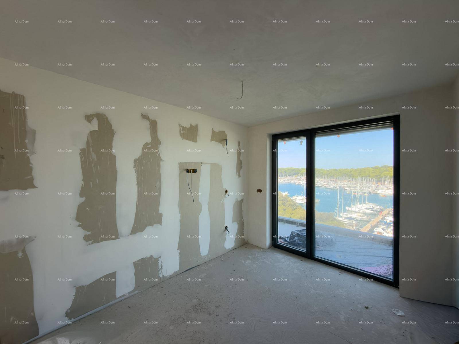 Unfertiger Raum mit großen Fenstern und weitem Blick auf den Yachthafen.