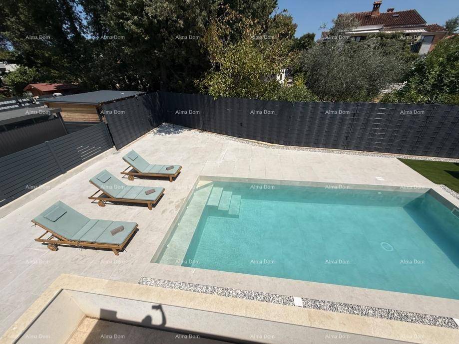 Außenbereich mit rechteckigem Swimmingpool, Sonnenliegen und einem kleinen Gartenhaus im Hintergrund.
