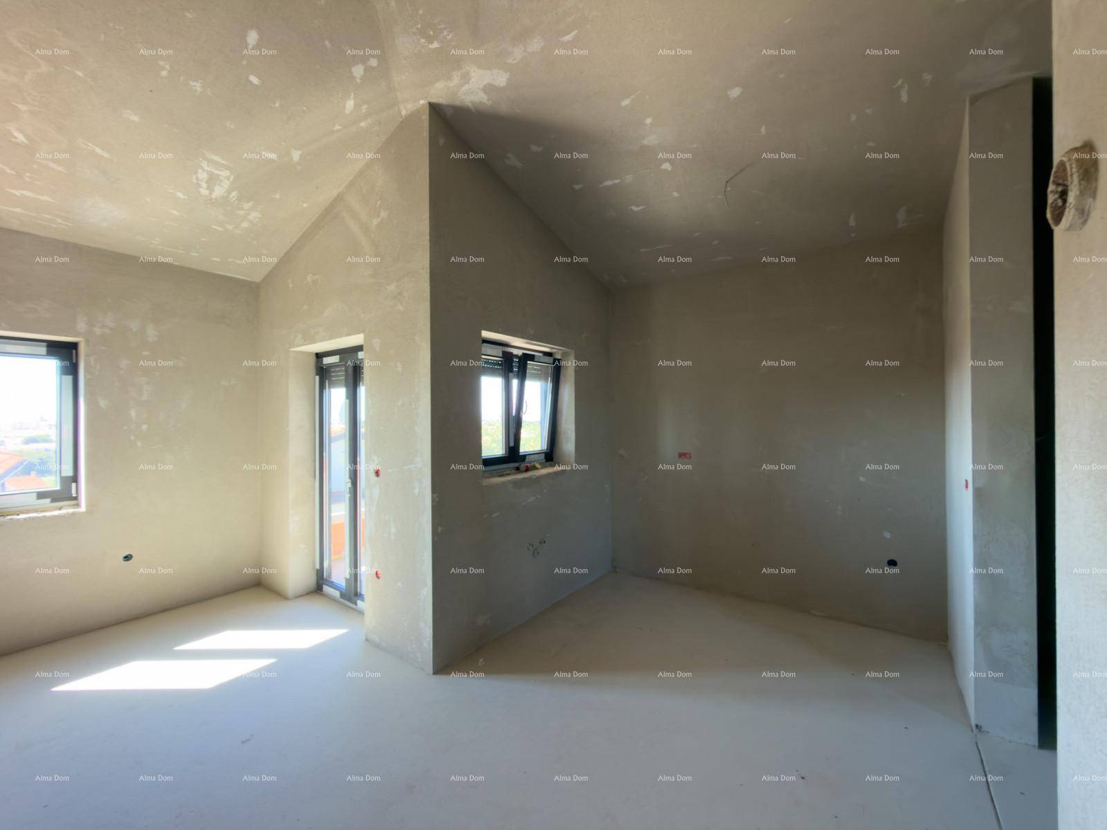 Unfertiger Raum in einem Neubau mit Fenstern und Zugang zu einem potenziellen Balkon oder Terrasse.