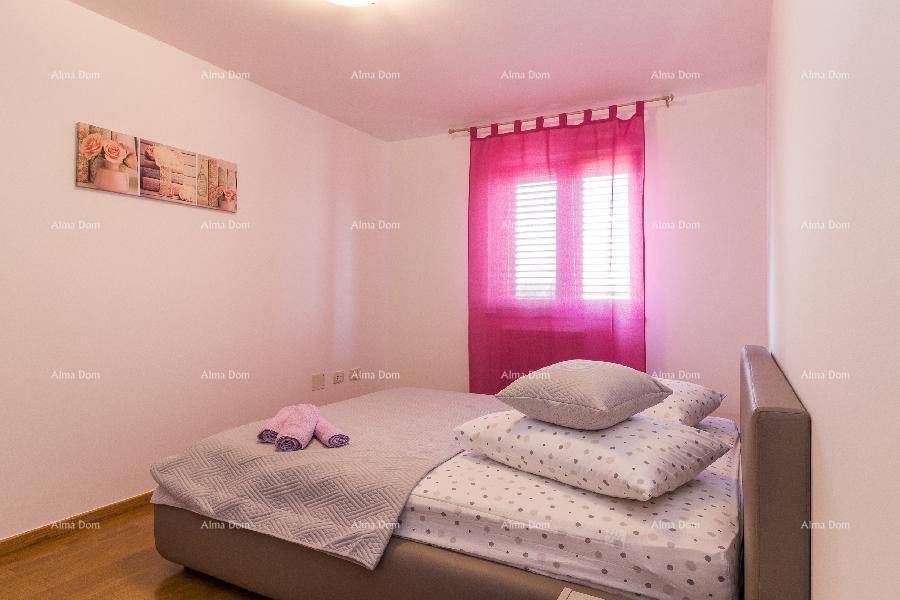 Helles Schlafzimmer mit Doppelbett, rosa Vorhängen und Fenster.
