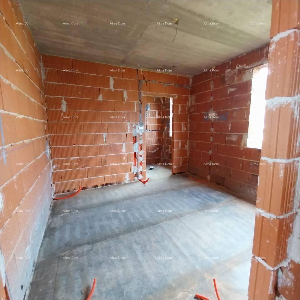 Rohbau eines Innenraums mit Ziegelwänden, Betonboden und Fensteröffnung, bereit für Installationen.