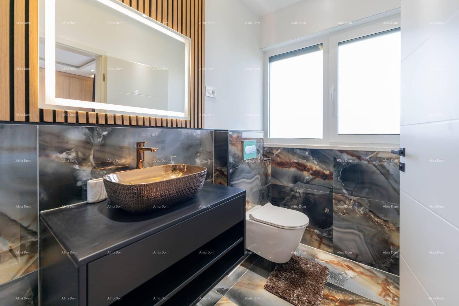 Luxuriöses Badezimmer mit dunklen Marmorfliesen, modernem Waschbecken und wandhängendem WC.