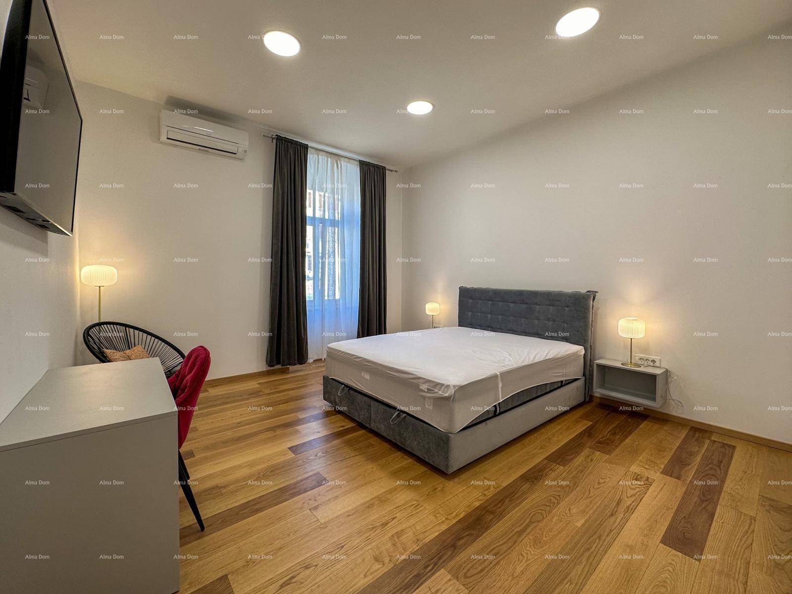 Helles Schlafzimmer mit Holzboden, Doppelbett und Schreibtisch, bietet eine angenehme Atmosphäre.