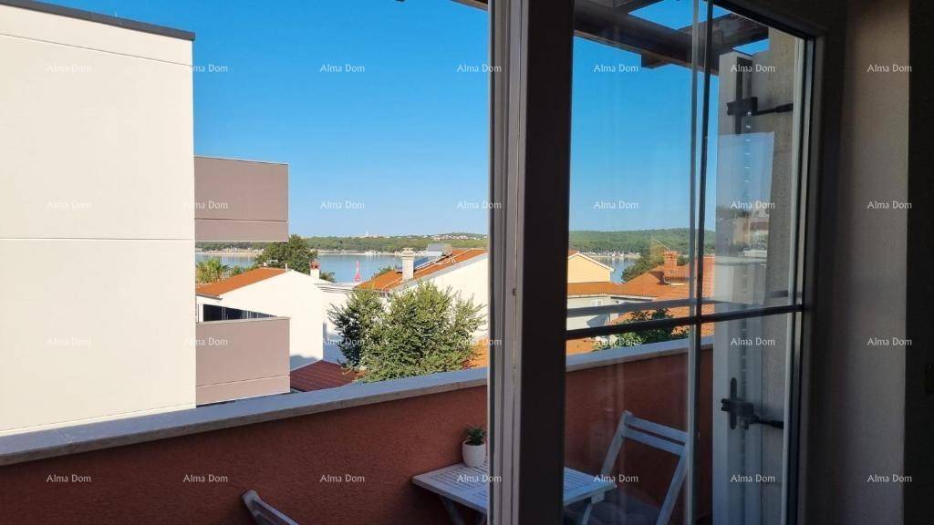 Heller Ausblick vom Innenraum auf das Meer und die Dächer der Nachbarhäuser.