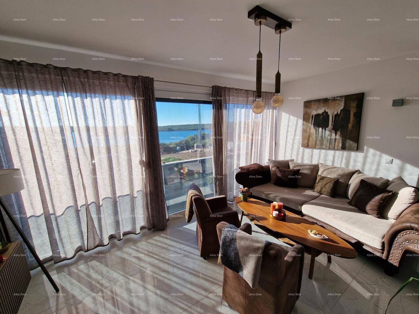 Lichtdurchflutetes Wohnzimmer mit großen Fenstern und einem atemberaubenden Blick auf das Meer.