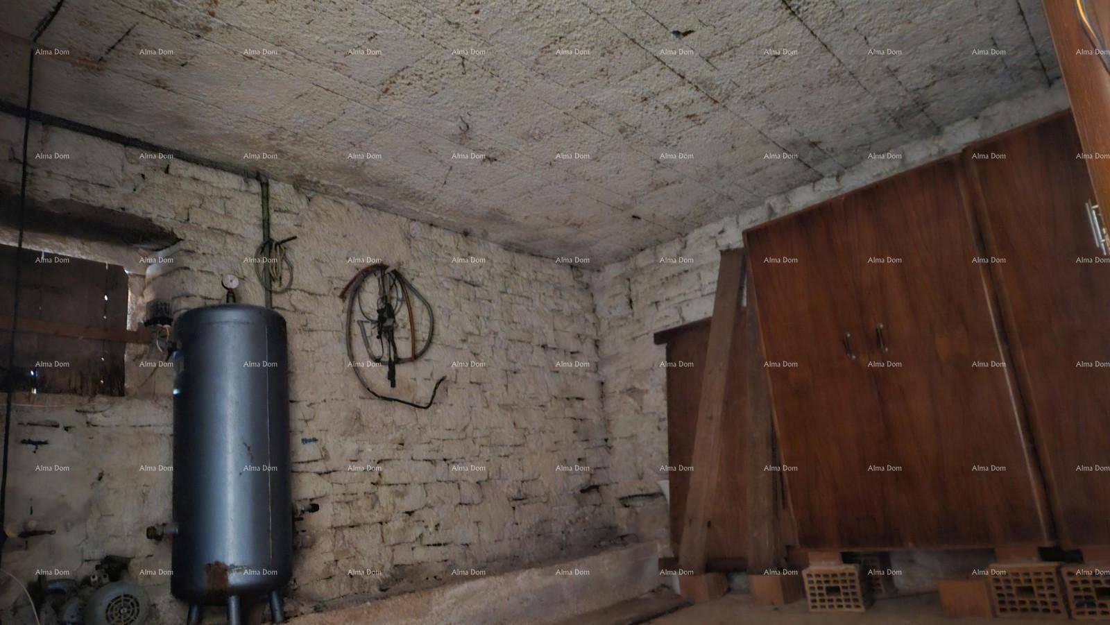 Hauswirtschaftsraum im Keller mit Warmwasserbereiter und unverputzten Ziegelwänden.