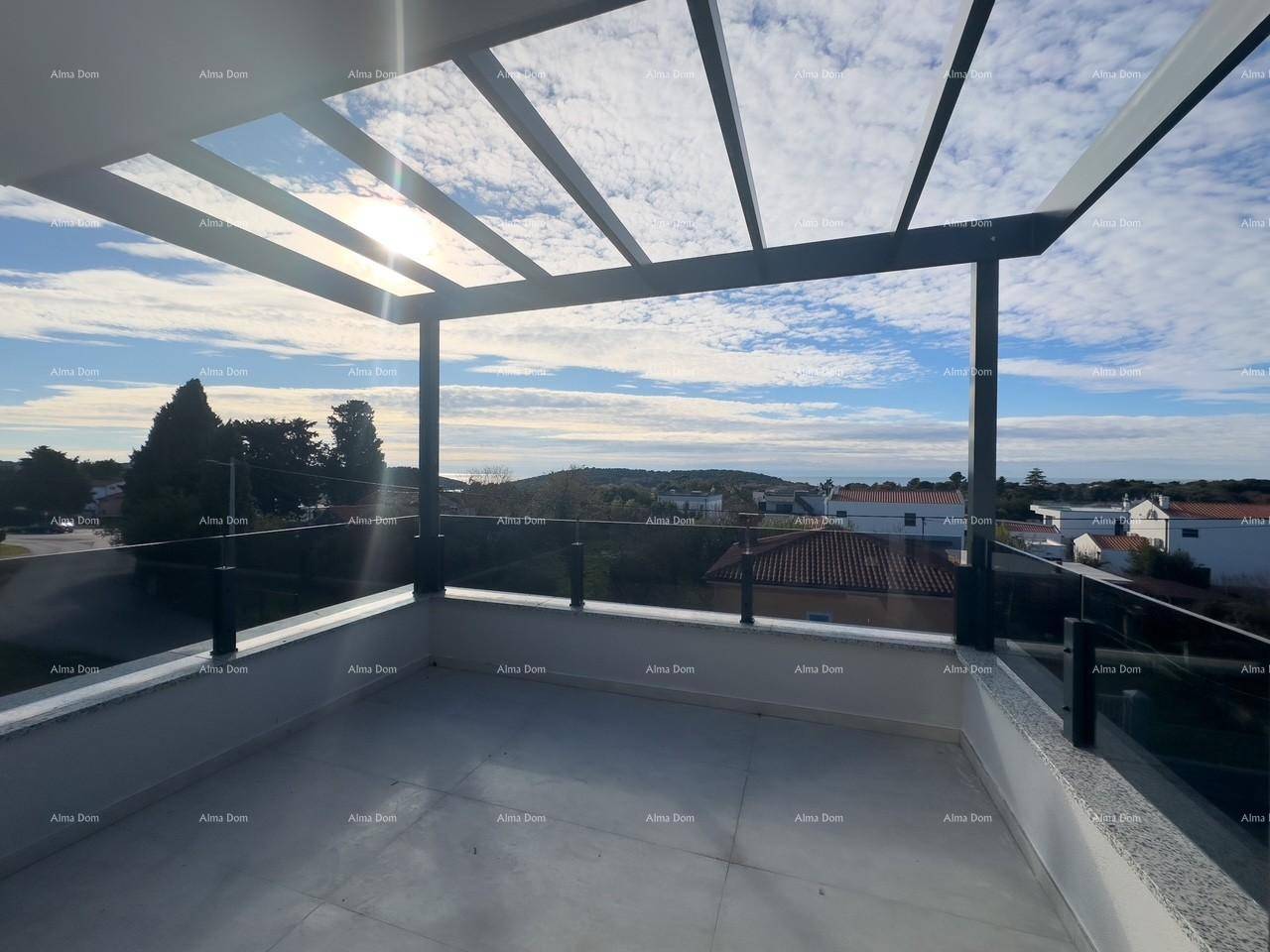 Große Terrasse mit Überdachung und weitem Blick auf die Landschaft und das Meer.