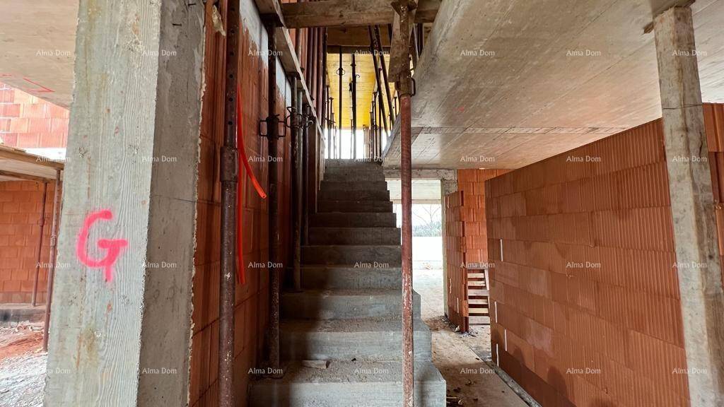 Betontreppe mit temporären Stützpfeilern im Rohbau, bereit für weitere Bauarbeiten.