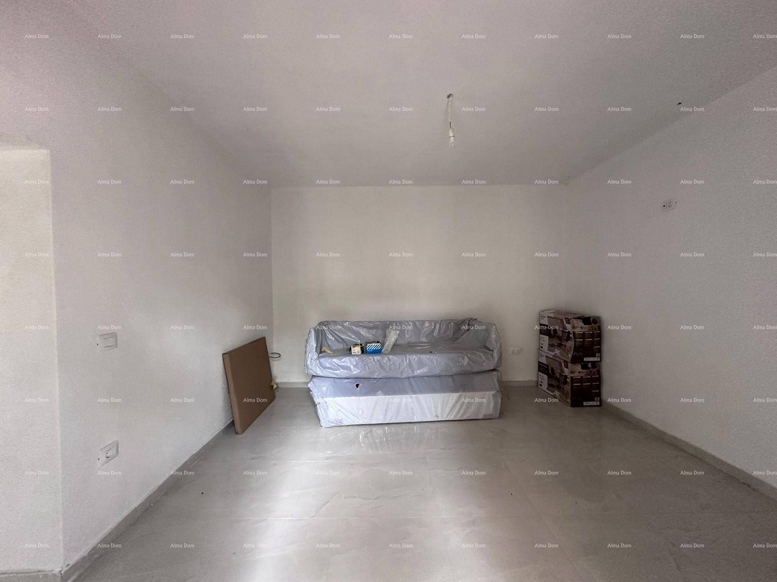 Leeres Wohnzimmer mit weißen Wänden und unfertigem Boden, bereit für die Gestaltung.