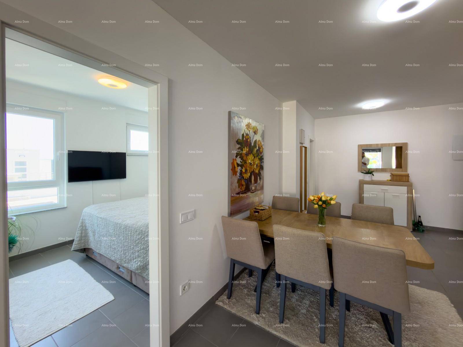 Essbereich mit großem Holztisch und Stühlen, angrenzend an ein helles Schlafzimmer.
