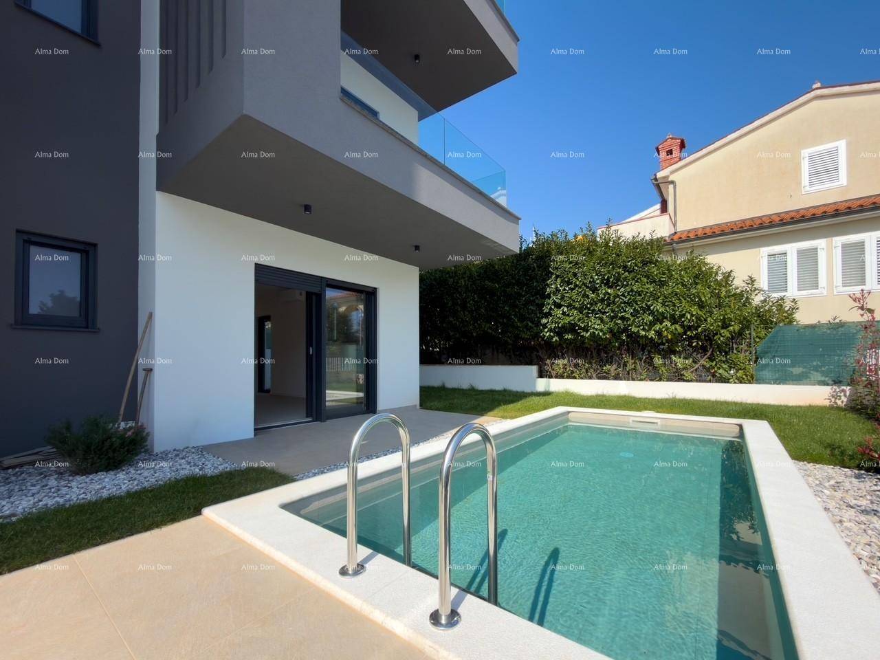 Außenbereich der Wohnanlage mit kleinem Pool, Rasen und Blick auf die moderne Architektur.