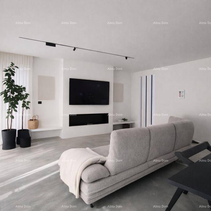 Helles Wohnzimmer mit beiger Couch, großem Fernseher und modernem Kamin in minimalistischem Design.