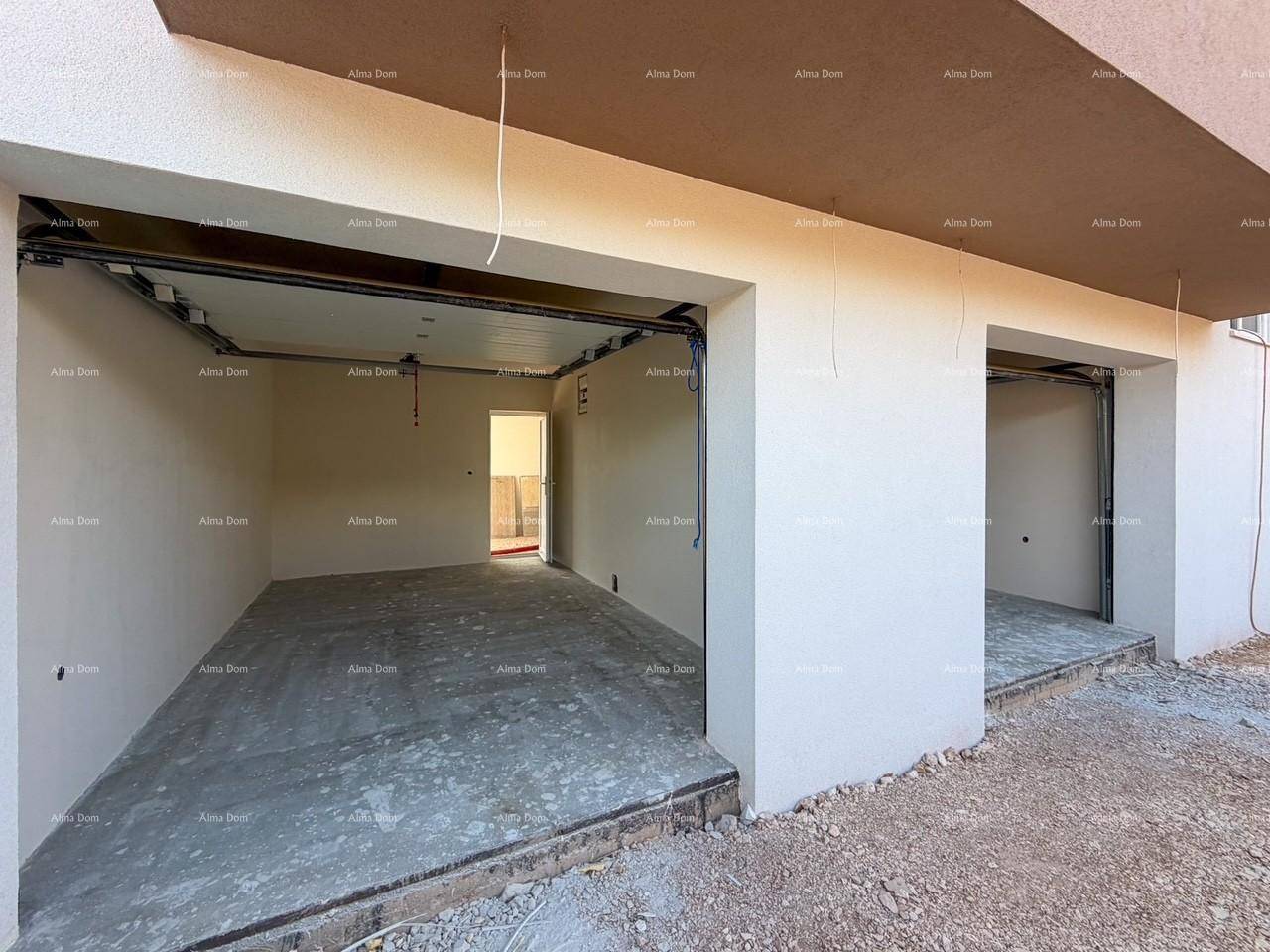 Zwei unfertige Garagenstellplätze mit Rolltoren und Betonboden, bereit für die Nutzung.