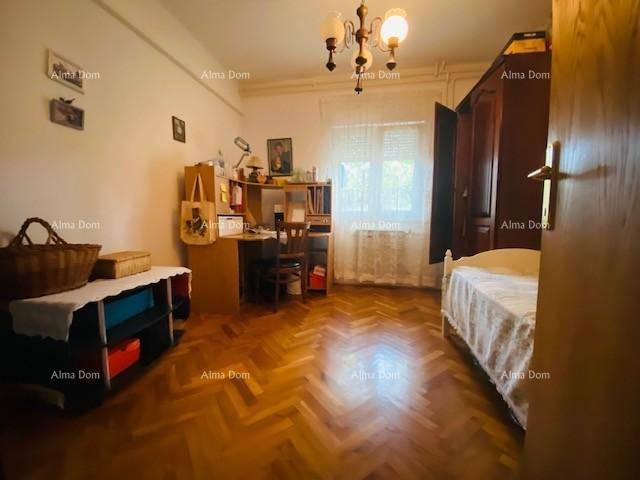 Schlafzimmer mit Parkettboden, Schreibtisch und großem Kleiderschrank, hell und funktional.