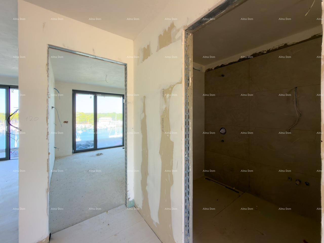 Unfertiger Innenraum mit Blick auf den Yachthafen, bereit für den weiteren Ausbau.