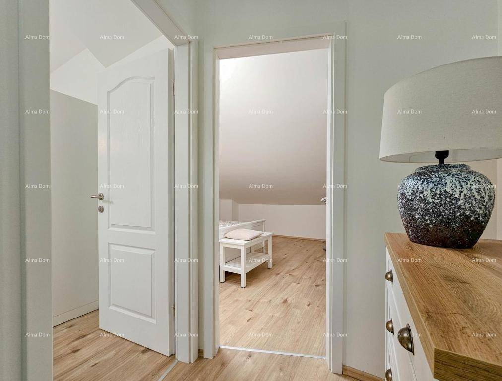 Heller Flur mit Holzboden und offenem Zugang zu einem gemütlichen Schlafzimmer.