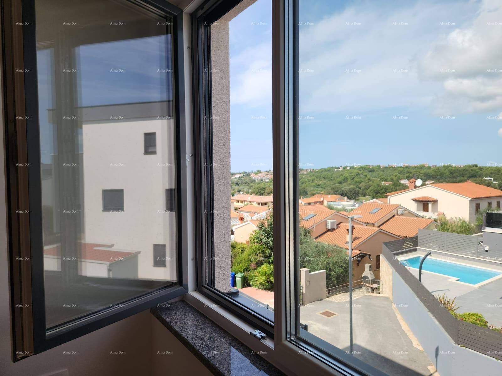 Blick aus dem Fenster auf die umliegende Wohngegend mit Dächern und einem Swimmingpool.