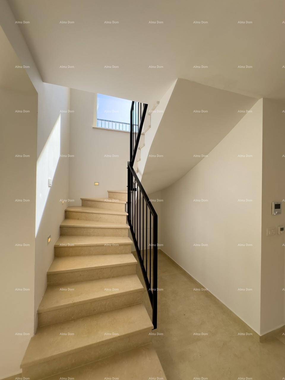 Moderne Treppe mit schwarzem Geländer und natürlichem Lichteinfall durch ein Fenster.