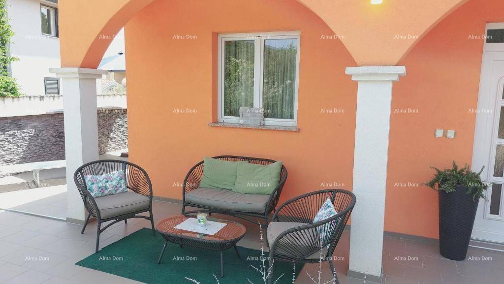Gemütliche Terrasse mit modernen Outdoor-Sitzmöbeln und Blick ins Grüne.