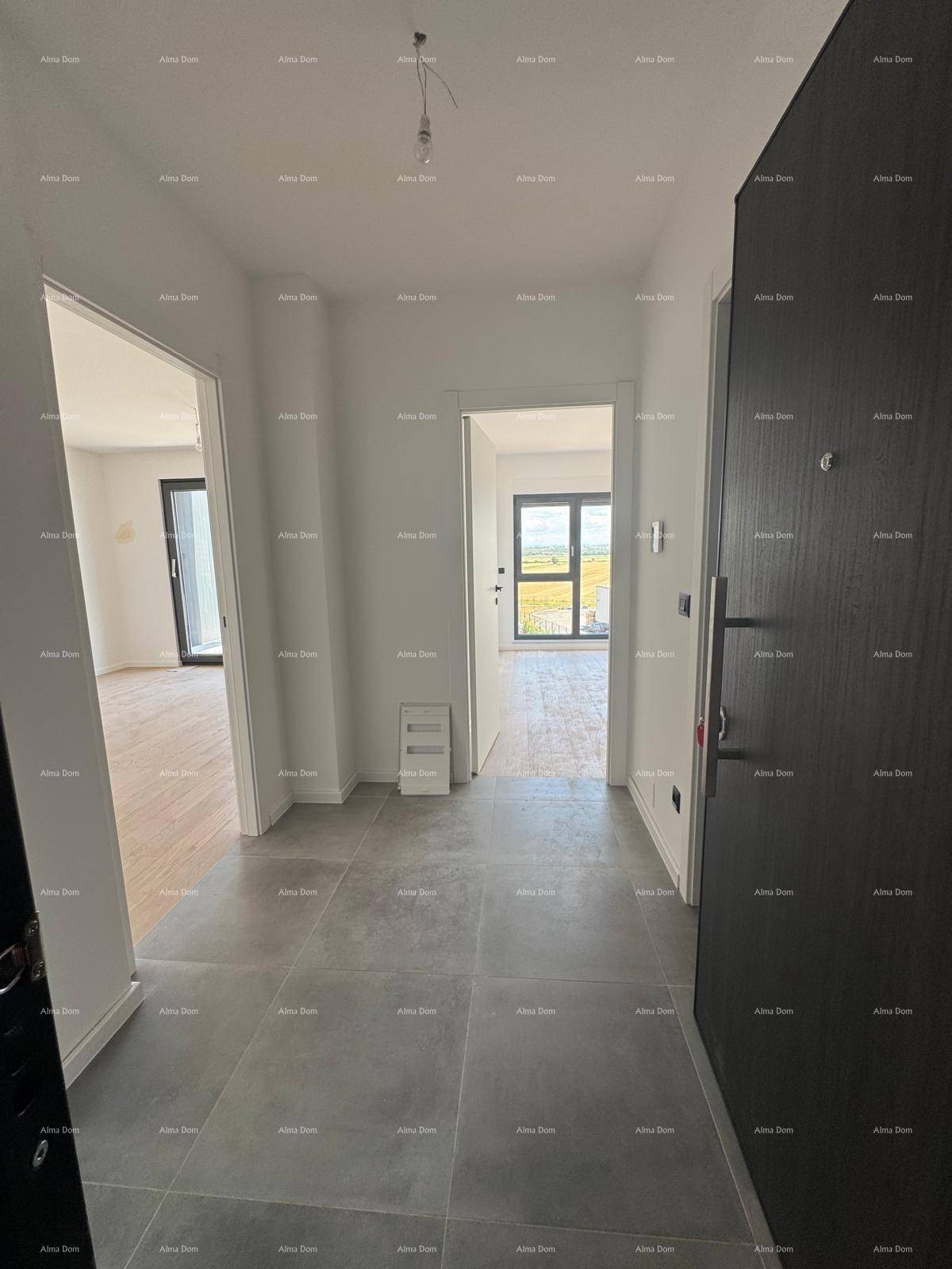Heller Eingangsbereich einer Wohnung mit Fliesenboden und Blick in angrenzende Räume.