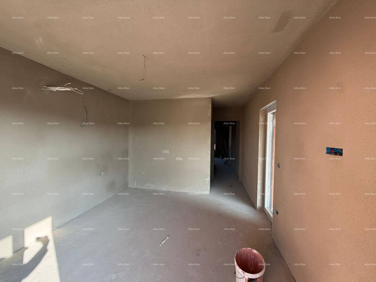 Unfertiger Innenraum mit glatt verputzten Wänden und einem Fenster, das Tageslicht hereinlässt.
