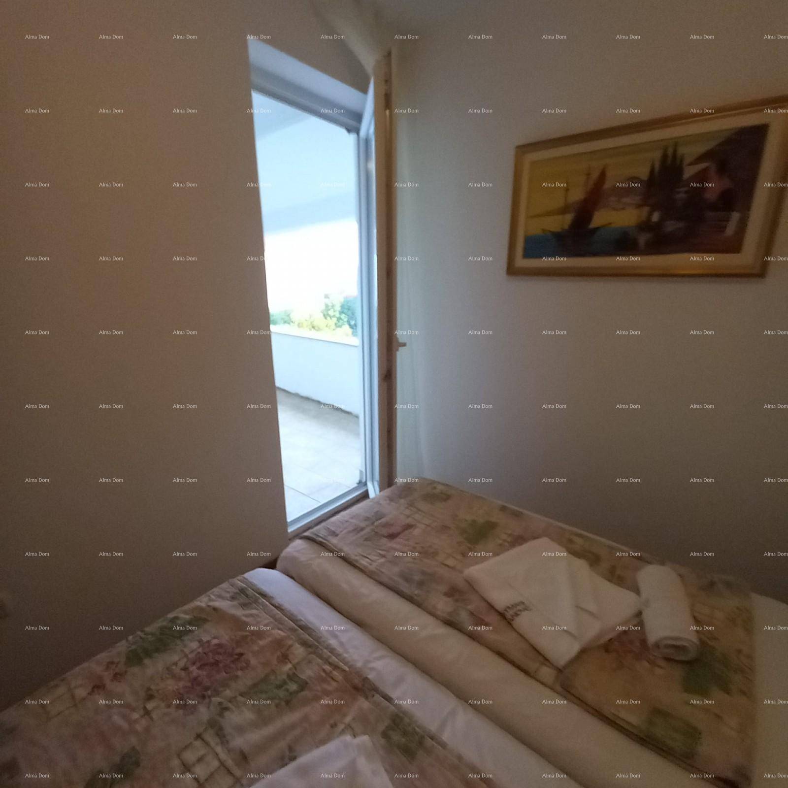 Schlafzimmer mit Bett und direktem Zugang zu einem Balkon, bietet natürlichen Lichteinfall.