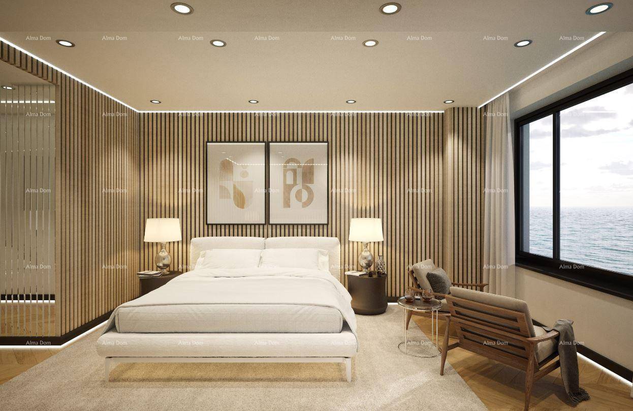 Stilvolles Schlafzimmer mit Holzwandverkleidung, Doppelbett und großem Fenster mit Meerblick.
